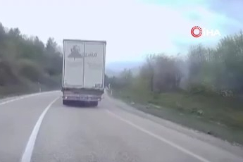 Bursa'da virajı alamayan tır devrildi, sürücü yaralandı: Kaza anı kamerada