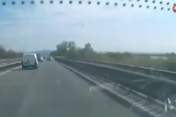 Bursa-İzmir yolunda tehlikeli anlar! Trafiği kilitledi...