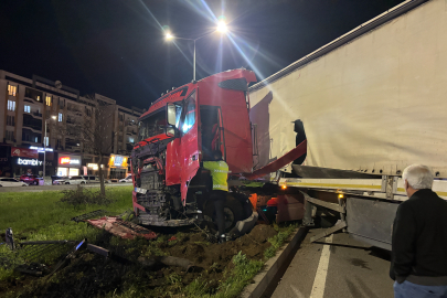 Bingöl’de tır refüje girdi: Facianın eşiğinden dönüldü