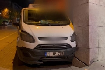 Bursa'da el freni boşalan minibüs duvara çarptı