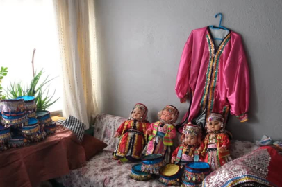 Bursa'da geleneksel "üç etek" kıyafetini oyuncak bebeklerle geleceğe taşıyor