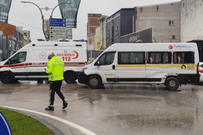 Bursa'da kamyon ile servis minibüsü çarpıştı Çok sayıda yaralı var...