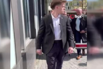 Devrik İran şahının oğlu Pehlevi’ye Berlin’de kırmızı sıvı fırlatıldı