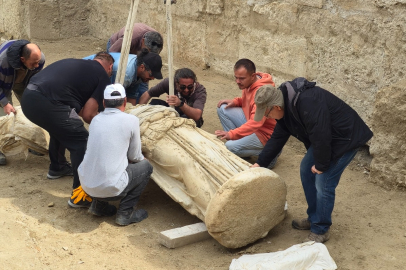 Laodikeia Antik Kenti'nde 2 metrelik Athena heykeli gün yüzüne çıkarıldı