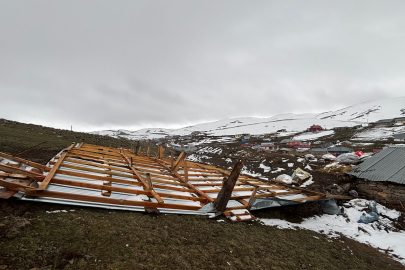 Ardahan'da şiddetli rüzgar 3 binanın çatısını uçurdu