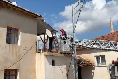 Çorum'da baca temizlerken bayıldı, çatıdan itfaiye indirdi