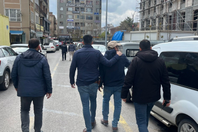 Kırşehir'de 3 işçi maaşlarını alamadıkları iddiasıyla inşaata çıktı