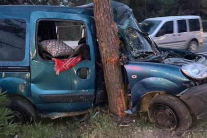 Mersin'de feci kaza: Otomobil ikiye bölündü, 4 kişi yaralandı