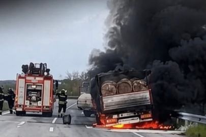 Samsun'da seyir halindeki tomruk yüklü kamyon alev alev yandı