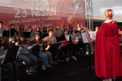 Usta sanatçı Cahit Berkay Bursalı gençlerle aynı sahneyi paylaştı