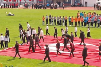 23 Nisan'da yere serilen bayrak görüntüsü olay oldu! Gerçek ortaya çıktı...