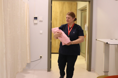 33 yıllık ebe hikâyesi! Bursa’dan mezun oldu, yüzlerce bebeğe umut oldu...