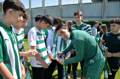 Bursa'da Şahinkayalı öğrenciler şampiyonu ziyaret etti
