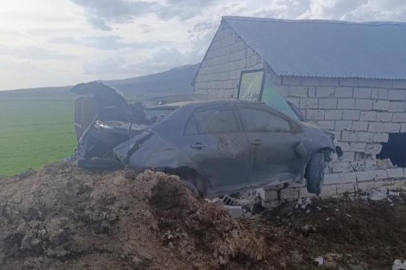 Van'da kontrolden çıkan otomobil duvara çarptı