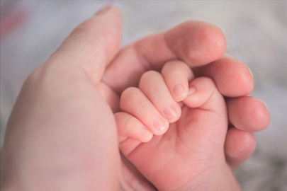 2 aylık bebeğini boğazını keserek öldürdü!