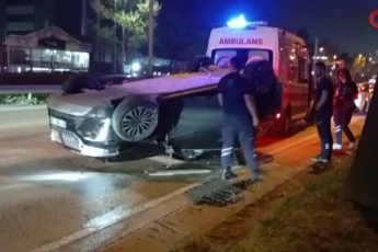 Bursa’da gece yarısı kaza: Otomobil takla attı!