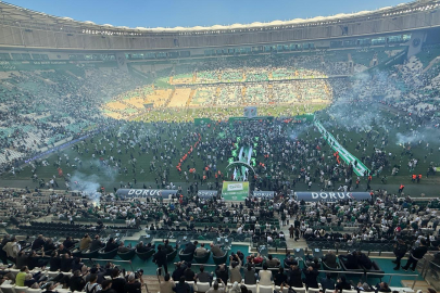 Bursaspor’da kupa töreni durdu! Taraftar sahaya indi, futbolcular soyunma odasına döndü
