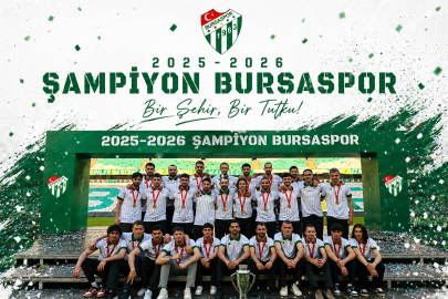 Bursaspor’dan kupayla tarihi poz! Şampiyonluk töreninde unutulmaz kare...