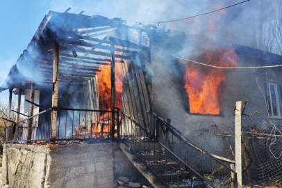 Çorum'da yangın çıkan ev kullanılamaz hale geldi