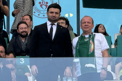 Enes Çelik’e büyük sevgi seli! Stadyumda “Büyük başkan” sesleri...