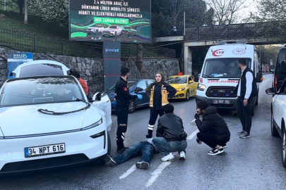 İstanbul Şişli’de Tesla marka otomobil ile motosiklet çarpıştı: 1 yaralı