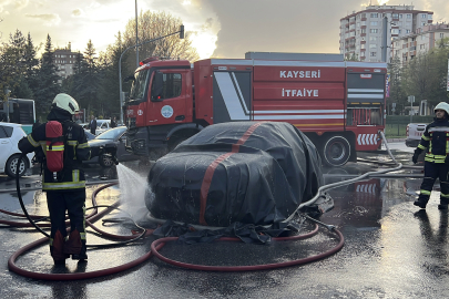 Kayseri’de elektrikli otomobil seyir halindeyken alev aldı