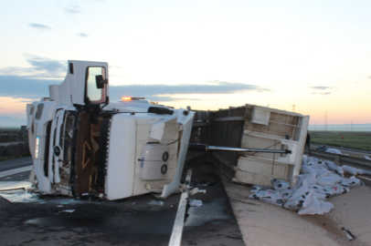 Kazayı görüp durdu, otomobiline başka araç çarptı: 1 ölü