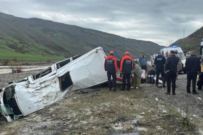 Kontrolden çıkan minibüs dere yatağına devrildi! Çok sayıda yaralı var...