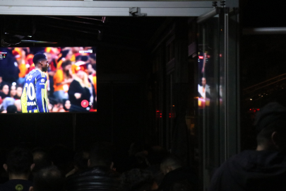 Sakarya'da ⁠mahalle yanarken onlar derbiyi izledi