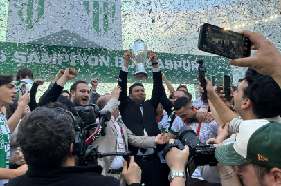 Şampiyonluk bizim kupa bizim! | Bursaspor TFF 2. Lig Şampiyonluk kupasını kaldırdı!