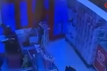 Bursa'da marketten nakit para ve sigara çaldı! Kameralara yakalandı