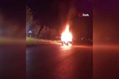 Bursa'da otomobil gece yarısı alevlere teslim oldu