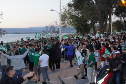 Bursa İznik sahili yeşil-beyaza boyandı