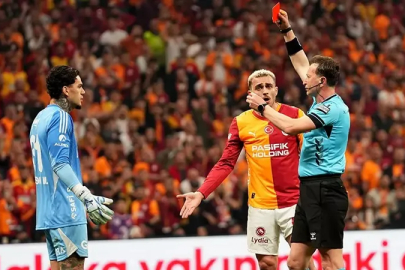 Ederson'dan özür paylaşımı: Sinirlerim gerginken VAR kabinine ani hareket yaptım