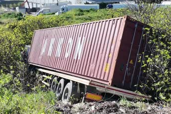 İstanbul Beylikdüzü'nde tır kazasında faciadan dönüldü