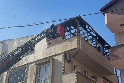 Kocaeli'de tadilatta olan binanın çatısı alevlere teslim oldu