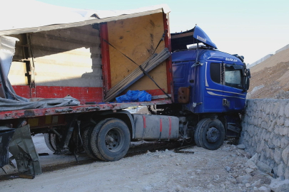 Mersin'de freni boşalan tır yapımı süren kaçış rampasına çarptı, 1 işçi ölü