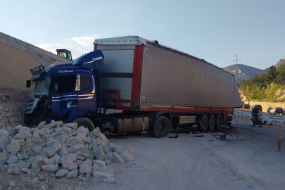 Mersin'de tır rampaya çarptı, fırlayan mermerler minibüsü parçaladı: 1 ölü, 3 yaralı