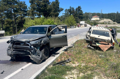 Muğla'da kamyonet ile otomobilin çarpıştığı kazada 1 kişi öldü, 1 kişi yaralandı