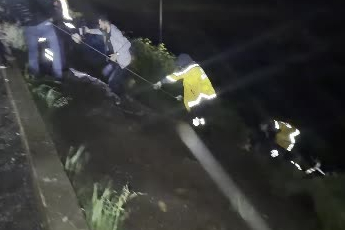 Şanlıurfa’da şarampole düşen araçta aynı aileden 5 kişi yaralandı