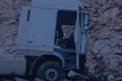 Siirt-Batman kara yolunda yoldan çıkan tır kaza yaptı: 1 yaralı