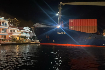 Boğaz’da konteyner gemisi karaya oturdu: Yalıya metreler kala durdu!