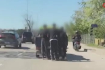 Bursa'da patenli gençlerin tehlikeli yolculuğu kamerada!