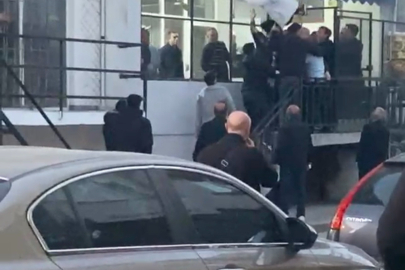 Bursa’da sokak ortasında tekmeli sopalı kavga kamerada!