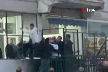 Bursa’da sokak ortasında tekmeli sopalı kavga kamerada!