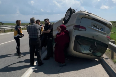 Gaziantep'te lastiği patlayan minibüs takla attı