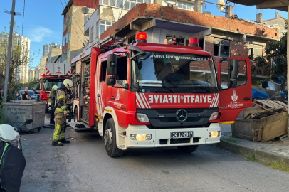 İstanbul Küçükçekmece’de iki katlı binada çıkan yangın söndürüldü