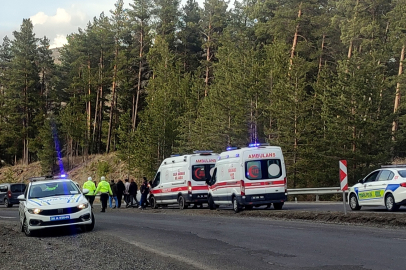 Kars'ta bariyere çarparak ters dönen araçtaki 3 kişi yaralandı