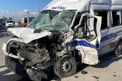 Kayseri’de işçi servisi ile kamyon çarpıştı: 8 yaralı