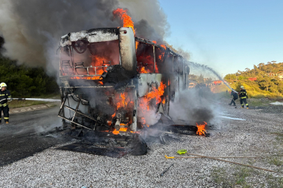 Muğla'da otobüs alev topuna döndü, yolcular son anda kurtuldu